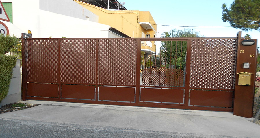 PUERTA DE CORREDERA AUTOMATIZADA DE CHAPA DE OJOS CON PUERTA DE SURTIDERO